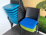 beaucoup de chaises empilées contre un mur
