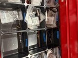 une machine rouge qui contient de nombreux conteneurs remplis d'objets