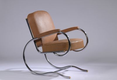une image représentant une chaise avec une assise en cuir marron et des pieds en métal