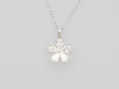 un pendentif en forme de fleur en or blanc et diamants, monté sur une chaîne