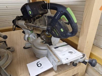 quelqu'un utilise une scie circulaire pour couper un morceau de bois avec une scie circulaire