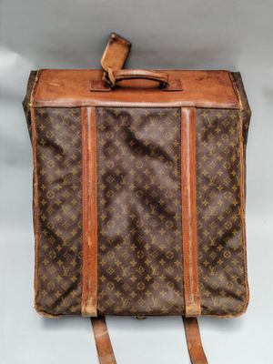 Louis VUITTON Paris. HOUSSE à vêtements en toile enduite mon…