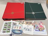 une table sur laquelle se trouvent de nombreux timbres et un livre