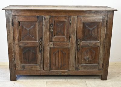 une armoire en bois posée sur un sol carrelé