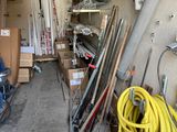 un garage rempli d'outils