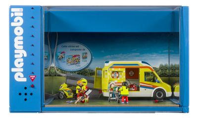 un coffret Playmobil dans une boîte bleue contenant une ambulance jaune