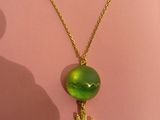 gros plan d'un collier sur un mannequin mannequin mannequin mannequin mannequin mannequin mannequin mannequin mannequin