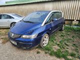 une photo d'une voiture bleue garée devant un immeuble