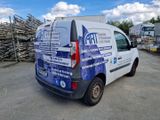 une camionnette garée sur un parking où il y a beaucoup de bois