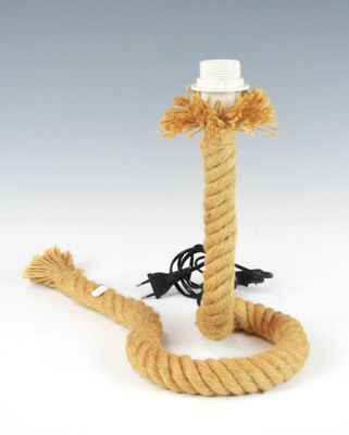 une corde reliée à une lampe par un cordon