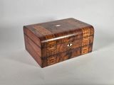 une petite boîte en bois munie d'une serrure sur le dessus