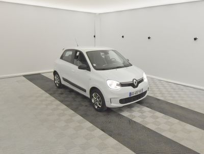 la photo d'une voiture blanche garée dans un garage