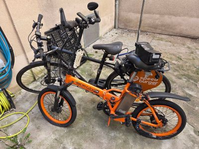 deux vélos garés l'un à côté de l'autre