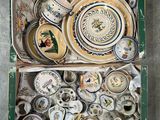 une boîte remplie de différents types d'assiettes et de bols