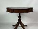 une table ronde avec un plateau en bois et une base en bois