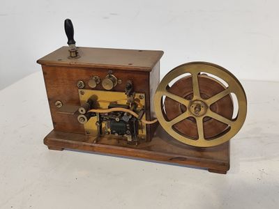 une petite machine posée sur une table