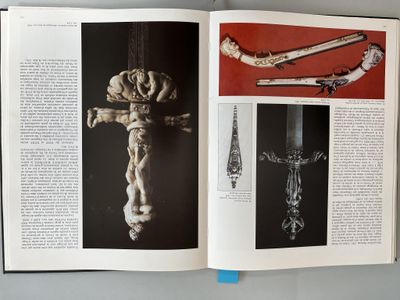 un livre ouvert sur lequel figure l'image d'une croix