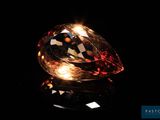 un diamant orange sur une surface noire