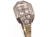 une image d'une bague en diamant sur fond blanc