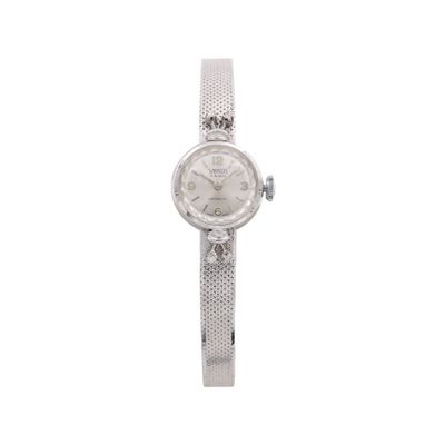 Image d'une montre-bracelet de femme sur fond blanc
