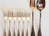 beaucoup de fourchettes et de cuillères sur la table