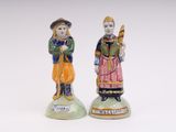 deux figurines d'un homme et d'une femme debout l'un à côté de l'autre