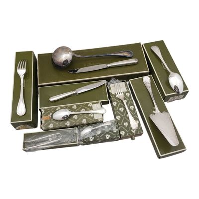 de nombreux types d'argenterie dans une boîte verte