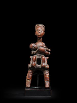 une image représentant une statue en bois d'une femme tenant un bébé dans ses bras