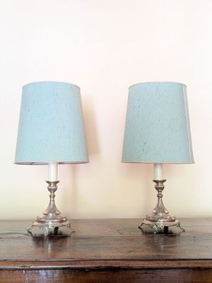 two lamps that are sitting on top of a table