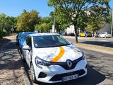 une voiture blanche garée sur le bord de la route