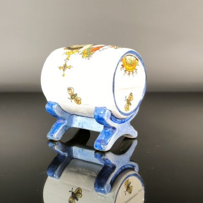 une petite tasse posée sur un petit socle