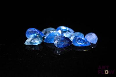 gros plan d'un bouquet de saphirs bleus sur une surface noire