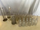beaucoup de bouteilles en verre vides sur la table