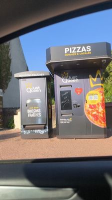 une photo d'un distributeur automatique dans un parking