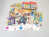 une pile de livres pour enfants par terre