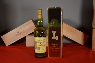 une bouteille de vin à côté d'un carton de vin
