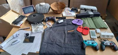 une table sur laquelle se trouvent de nombreux objets