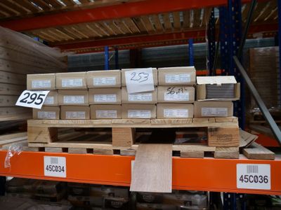 une grande pile de cartons sur une palette dans un entrepôt