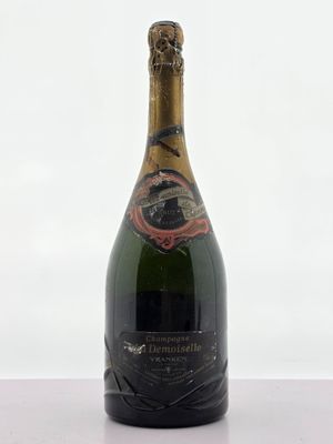 une bouteille de champagne posée sur une table
