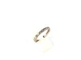 gros plan d'une bague en diamant sur une surface blanche