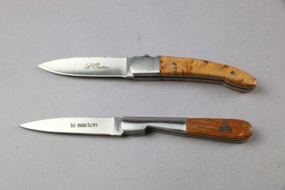 two knives that are sitting next to each other on a table
