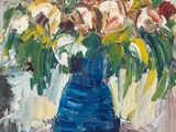 un tableau représentant un vase bleu contenant des fleurs