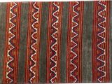 une photo d'un tapis orné d'un motif rouge et bleu