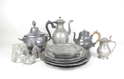 beaucoup de plats et de tasses en argent sur la table