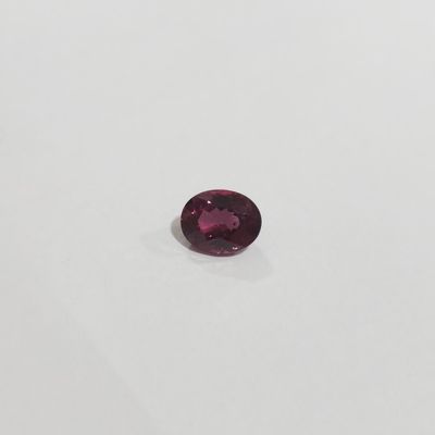 des tourmalines roses de taille ovale sur un fond blanc