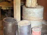 de nombreux pots et récipients posés par terre dans une pièce