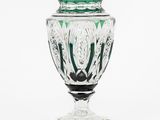 un vase en verre posé sur une table