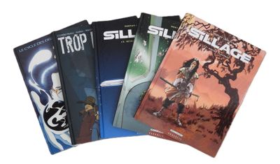 trois livres sont empilés les uns sur les autres devant un fond blanc