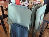 de nombreuses chaises et tables dans une pièce où se trouvent de nombreux cartons