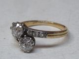 gros plan d'une bague en diamant sur une surface blanche